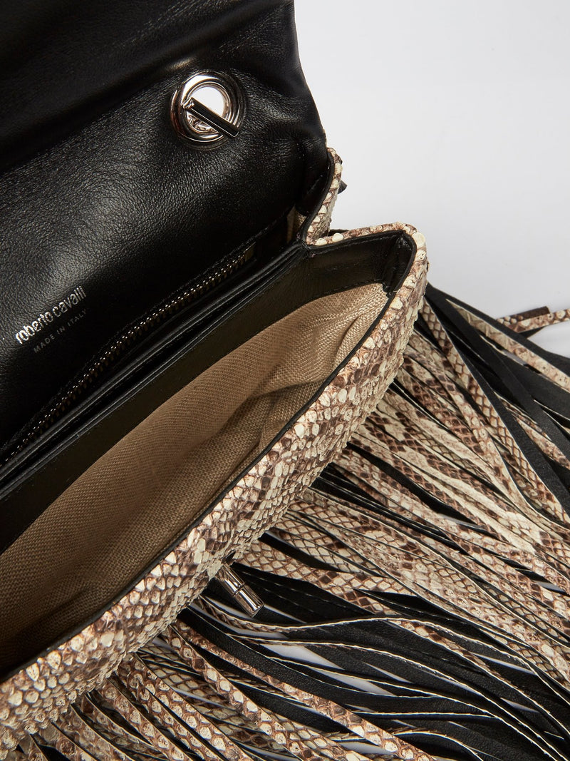Сумка на плечо с эффектом змеиной кожи и бахромой